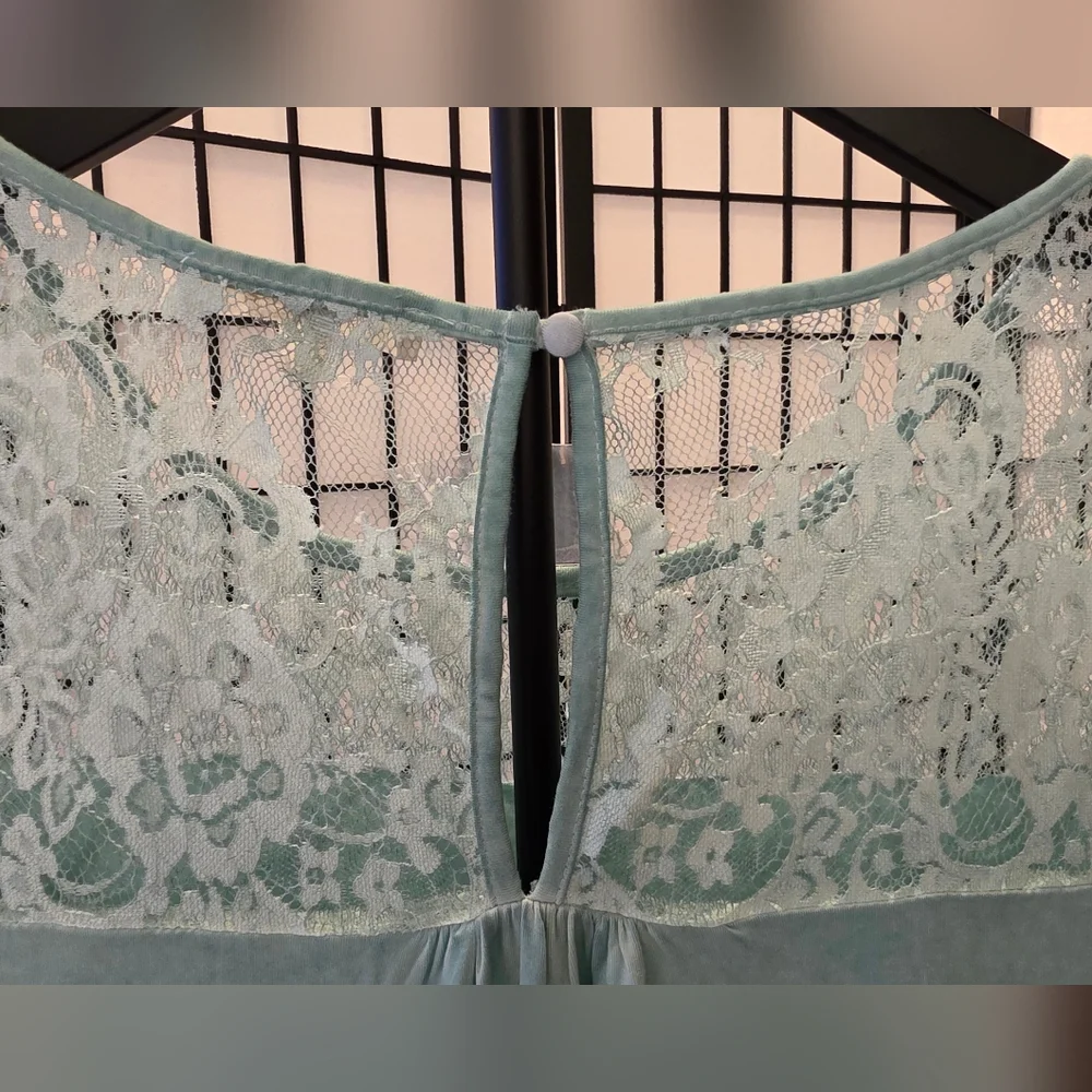 NWOT ANDREE BY UNIT Women's Aqua Lace Trim Top ~ Size Large - Picture 3 of 8